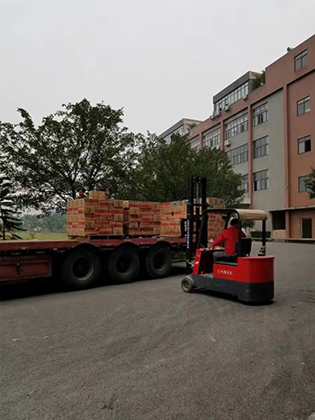 美狮贵宾会装车发货休闲食品