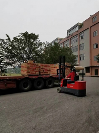 美狮贵宾会装车发货休闲食品